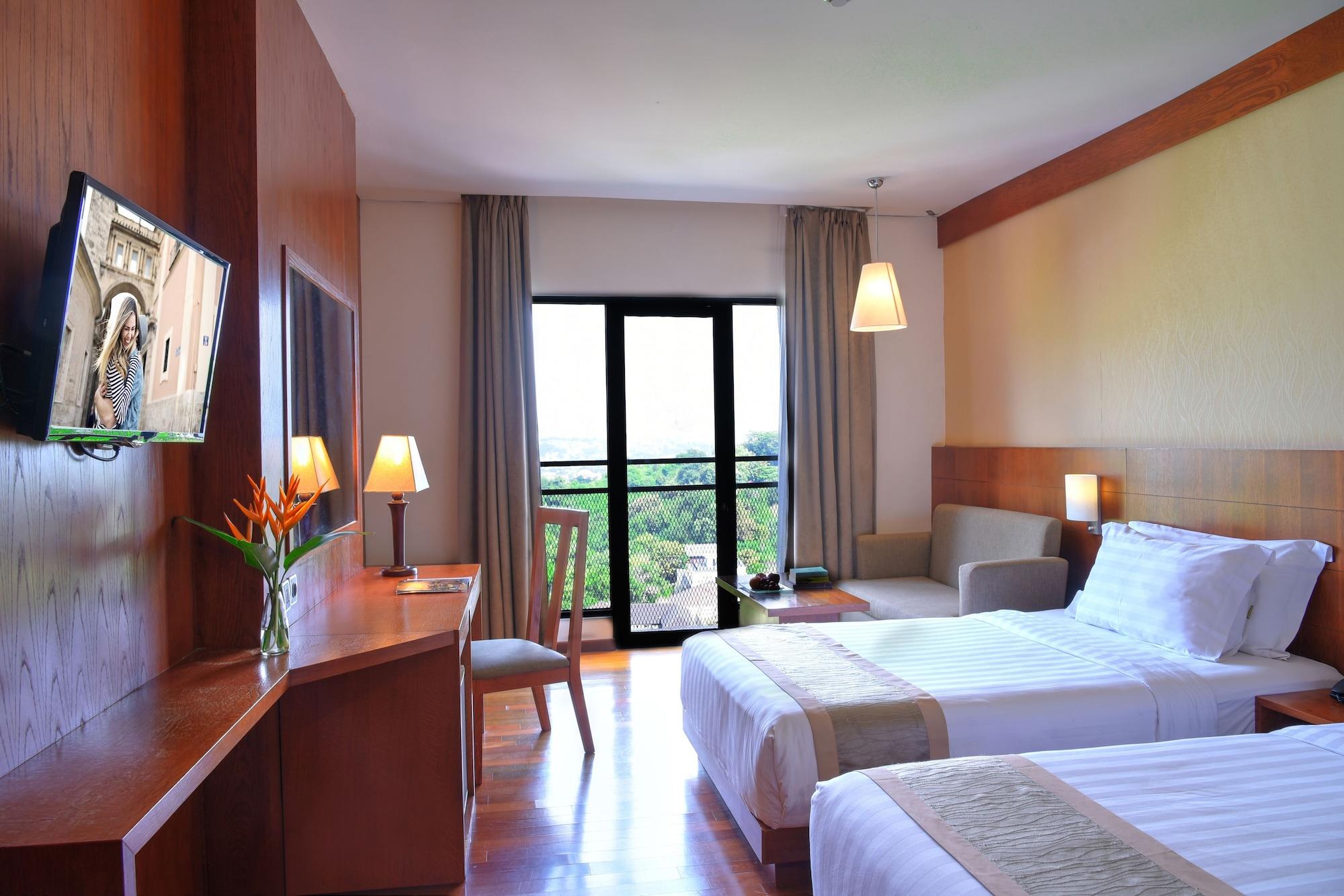 โอ็ค ทรี เอมเมอรัลด์ เซอมารัง โฮเต็ล แมเนจ บาย แอสคอต ลิมิเต็ด Hotel ภายนอก รูปภาพ