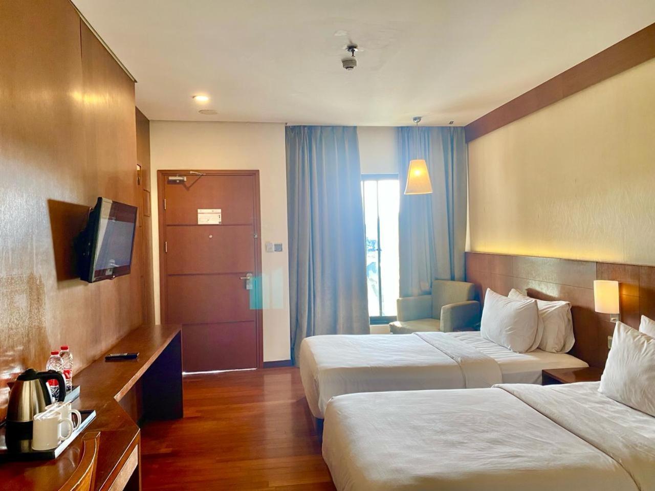 โอ็ค ทรี เอมเมอรัลด์ เซอมารัง โฮเต็ล แมเนจ บาย แอสคอต ลิมิเต็ด Hotel ภายนอก รูปภาพ