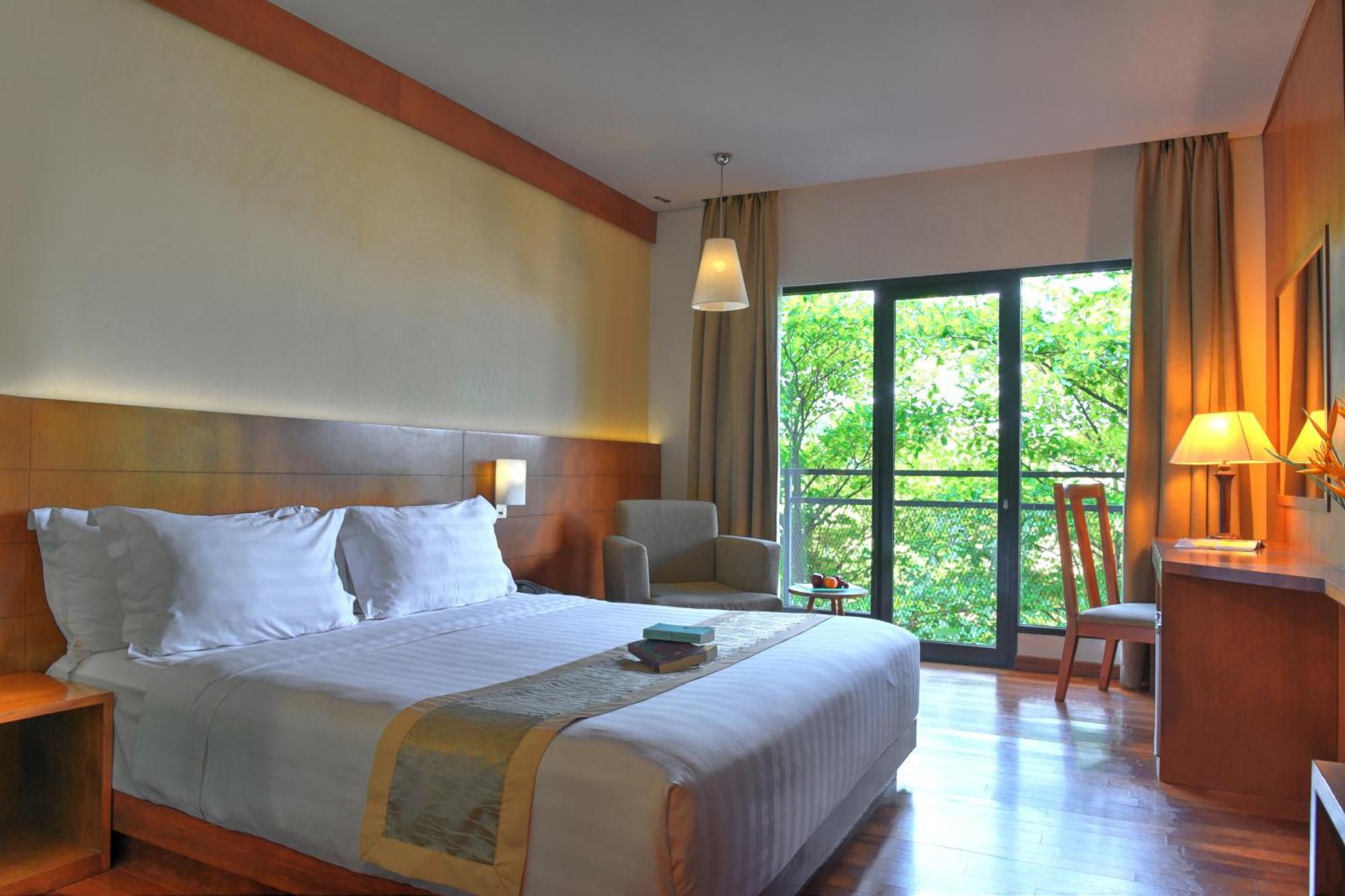 โอ็ค ทรี เอมเมอรัลด์ เซอมารัง โฮเต็ล แมเนจ บาย แอสคอต ลิมิเต็ด Hotel ภายนอก รูปภาพ