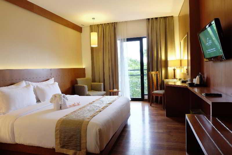 โอ็ค ทรี เอมเมอรัลด์ เซอมารัง โฮเต็ล แมเนจ บาย แอสคอต ลิมิเต็ด Hotel ภายนอก รูปภาพ
